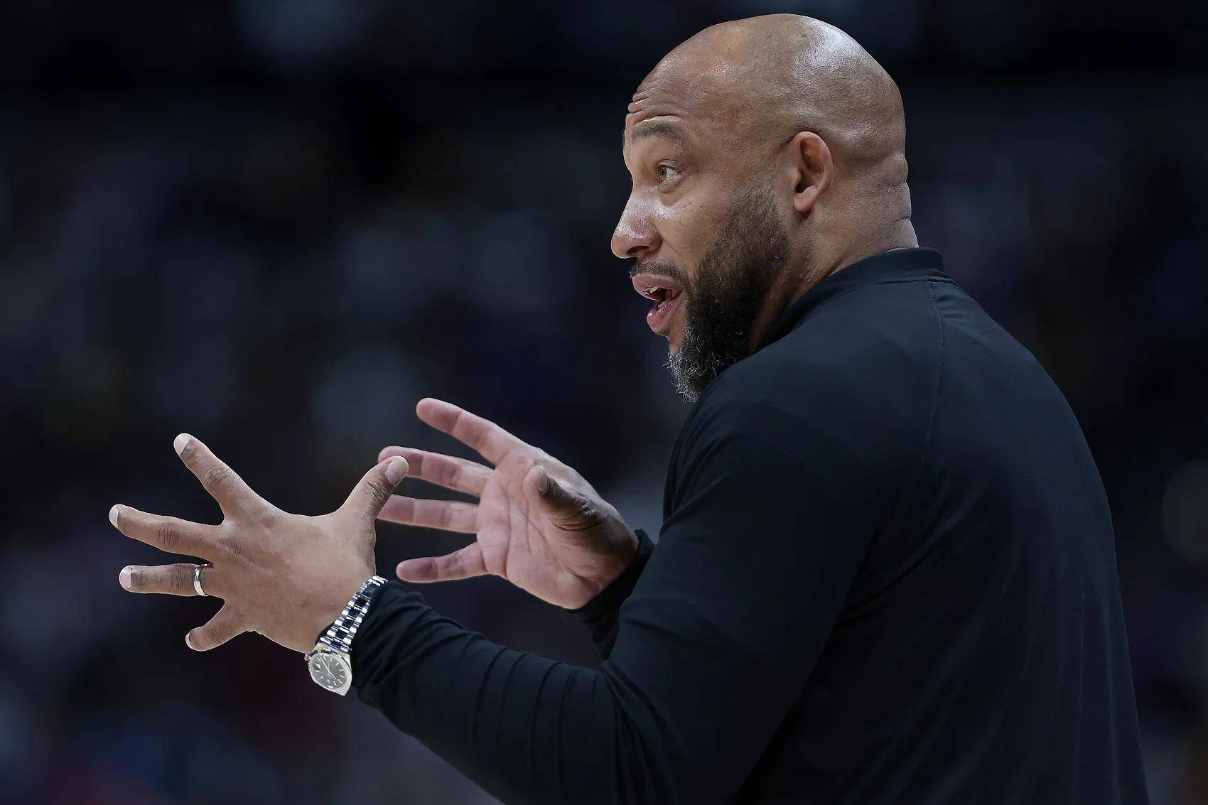 NBA球队主帅突然下课，球员们备战新赛季