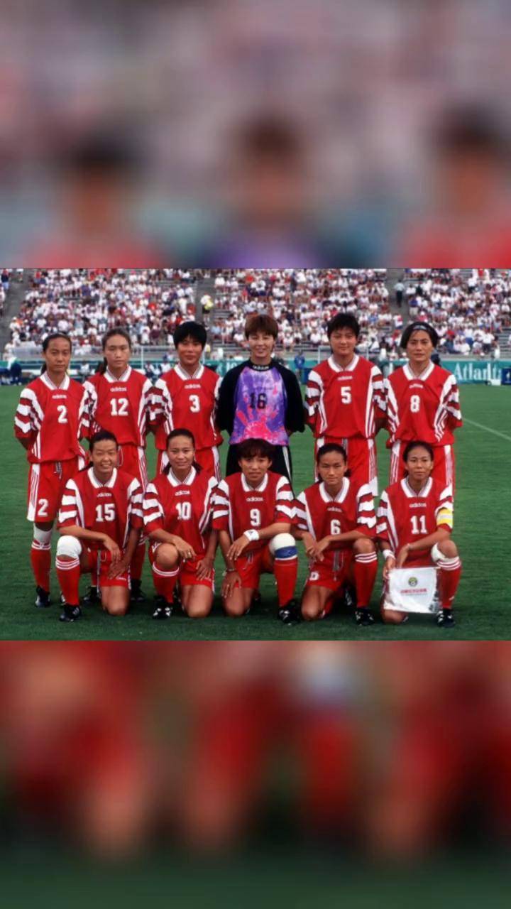 女子足球比赛中，双方实力对抗，势均力敌的简单介绍