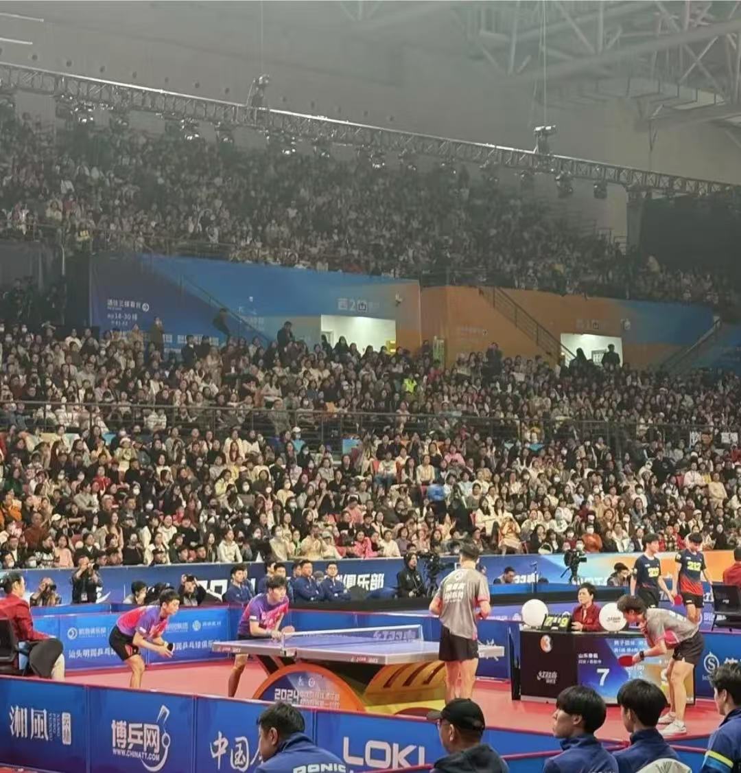 精彩比赛引发球迷们的热情关注