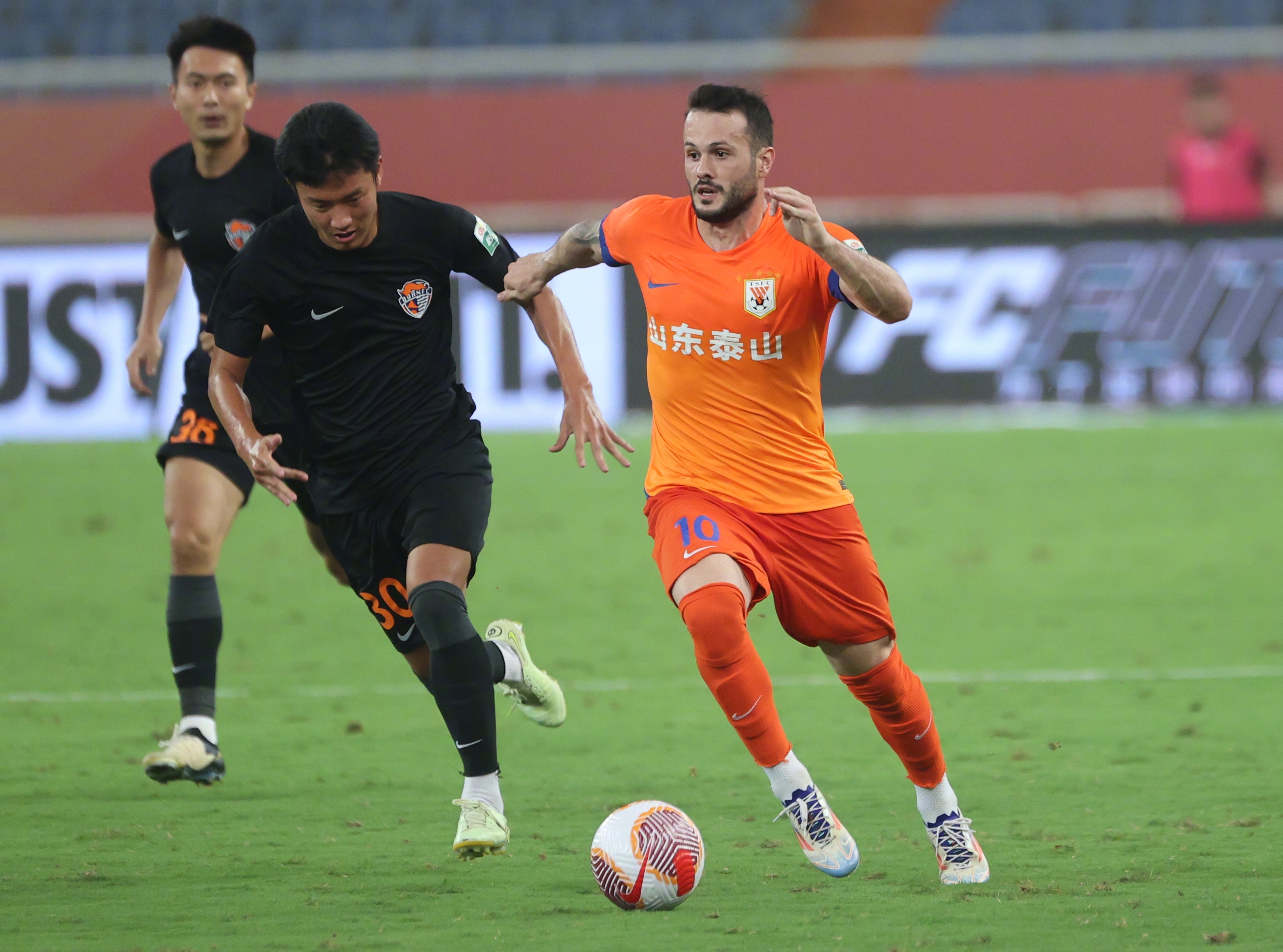 泰山五连胜继续领跑积分榜，热刺主帅陷下课危机！的简单介绍