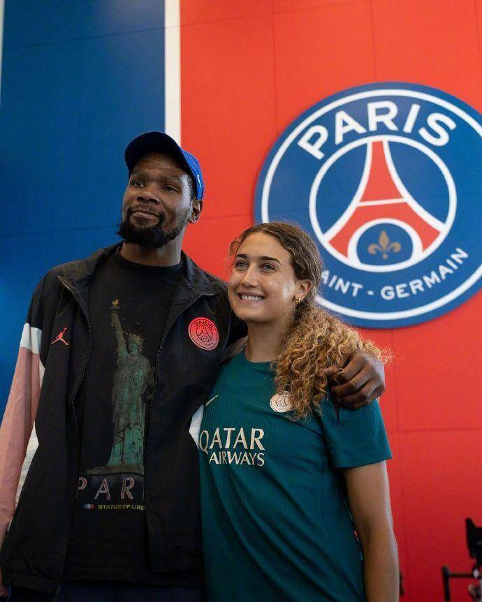  杜兰特在巴黎圣日耳曼比赛中出色防守，惊险取胜引发热议！